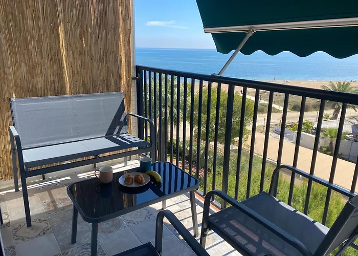 Piso Nuevo Primera Línea A Pie De Playa *